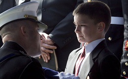 Cậu bé cắn chặt môi để không bật khóc trong bức ảnh "nỗi đau mất cha" khiến cả thế giới rơi nước mắt nhiều năm trước giờ ra sao?