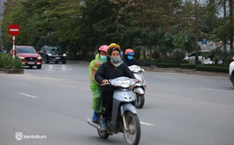 Hà Nội: Không khí lạnh bao trùm sáng đầu tuần, người dân phải mặc thêm áo mưa chống rét dù trời tạnh ráo