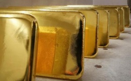Giá vàng xuyên thủng "đáy" 1.800 trong đà lao dốc thê thảm, giới phân tích đưa ra loạt dự báo xấu