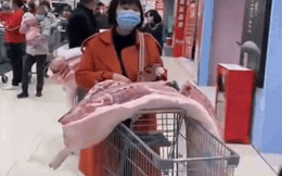 Khi người Trung Quốc đi mua thịt lợn: Xếp hàng dài trong siêu thị, xe đẩy chất đầy trông hoa cả mắt