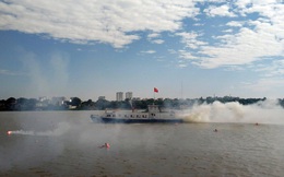 Cận cảnh hàng trăm cảnh sát diễn tập chữa cháy quy mô lớn trên sông Hồng
