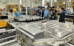 "Đột nhập" nhà máy VinFast, xem trái tim xe điện E34 "siêu to khổng lồ" đặc biệt thế nào?