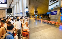 Chùm ảnh: Hình ảnh trái ngược ở ga quốc tế Tân Sơn Nhất trong năm nay và năm trước dịp gần Tết Nguyên đán