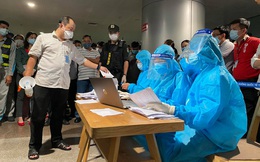 Xuyên đêm lấy mẫu xét nghiệm COVID-19 cho 1.000 nhân viên sân bay Tân Sơn Nhất