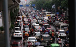Giao thông Hà Nội ngày đầu tuần ùn tắc dưới trời mưa phùn ẩm ướt
