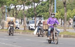 Xe cà tàng chở hàng cồng kềnh phóng ào ào trên đường phố