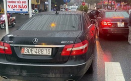 Tạm giữ hai ô tô Mercedes "giống nhau như hai giọt nước" trên phố Hà Nội