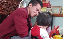 Rưng rưng khoảnh khắc bé gái rơi lầu 12 lần đầu gặp mặt anh Nguyễn Ngọc Mạnh: "Con chào bố Mạnh, con cảm ơn bố"