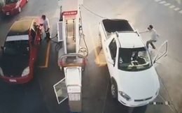 Video: Người đàn ông đang đổ xăng thì xe bốc cháy dữ dội, nguyên nhân bắt nguồn từ hành động vô ý nhiều người dễ mắc phải