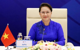 Phó Chủ tịch Quốc hội Tòng Thị Phóng đọc tờ trình miễn nhiệm Chủ tịch Quốc hội Nguyễn Thị Kim Ngân