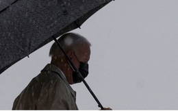 Tổng thống Biden bị vấp khi bước lên chuyên cơ Không lực Một