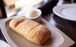 Vì sao nhiều nhà hàng thường tặng bánh mì miễn phí cho khách, biết đáp án sẽ khiến bạn ngã ngửa
