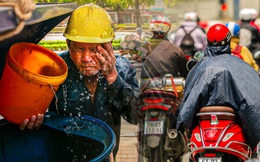Chùm ảnh: Công nhân vật lộn với cái nóng hầm hập ở Sài Gòn, người đi đường mặc cả áo mưa tránh nắng