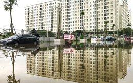 Hà Nội: Sau trận mưa lớn, hàng loạt ô tô ngập sâu trong biển nước