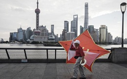 Hút được dòng tiền nóng, Trung Quốc chưa kịp mừng đã lo "sốt vó"