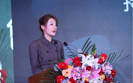 Người kế vị đặc biệt của đại gia đồ uống Trung Quốc: Là con gái độc nhất, 40 tuổi vẫn "chưa một mảnh tình vắt vai", quyết không để gia sản lọt vào tay người ngoài