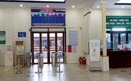 Vắng khách trong ngày bầu cử, nhưng sân bay, nhà ga đường sắt vẫn được 'quản chặt'