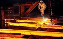 Giá sắt thép ngày 26/5 giảm tiếp 6% do áp lực từ chính sách của Trung Quốc và thời tiết xấu