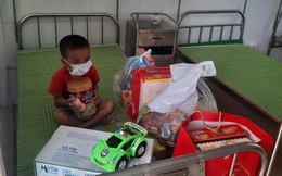 Thương lắm những em bé phải xa bố mẹ đi cách ly tập trung: Tự ăn cơm, chơi một mình và không quấy khóc