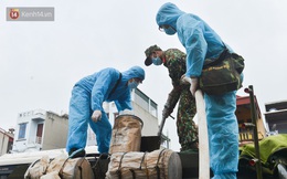 Ảnh: Xe đặc chủng của Bộ Tư lệnh Thủ đô phun khử khuẩn, tiêu độc khu vực phong toả tại Thường Tín