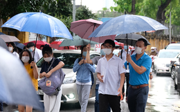 Hà Nội: Hơn 93.000 học sinh đội mưa dự thi vào lớp 10