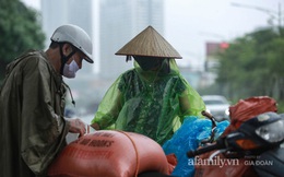 Bão số 2: Người Hà Nội chật vật ra đường trong mưa lớn, gió giật, cần chú ý cảnh giác thời tiết nguy hiểm