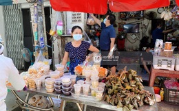 Hôm nay Tết Đoan Ngọ cả Sài Gòn đi chợ sớm: Cơm rượu - bánh tro chiếm hết spotlight, người mua kẻ bán "lẹ tay" vì sợ con "Cô Vít"
