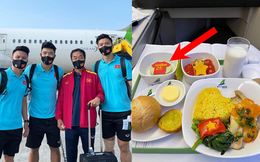 Hé lộ suất ăn trên chuyên cơ về nước của tuyển Việt Nam, món tráng miệng có một chi tiết nhỏ nhưng khiến cầu thủ nào cũng cảm động
