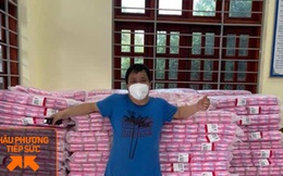 Không quản nắng nóng, người đàn ông Bắc Giang tiếp tế 10.000 gói băng vệ sinh cho chị em trong khu cách ly