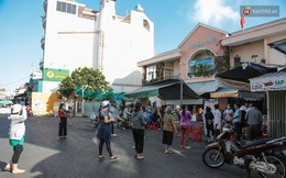 Người dân xếp hàng đi chợ bằng tem phiếu lần đầu tiên ở Sài Gòn: “Tôi thấy phát phiếu đi chợ rất tốt, an toàn cho mọi người trong mùa dịch”