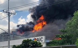 CLIP: Đang cháy lớn ở KCN Long Bình, cột khói cao hàng trăm mét
