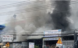 CLIP: Cháy lớn kế bên cây xăng Hưng Lộc, cột khói bốc cao cả trăm mét