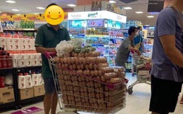 Đại diện AEON Việt Nam nói gì về hình ảnh người đàn ông thu gom 1 xe đầy trứng trong siêu thị?