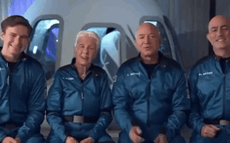 Jeff Bezos trả lời độc quyền CNN trước chuyến bay lên vũ trụ tối nay: "Bạn bè khuyên tôi ĐỪNG ĐI!"