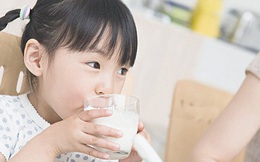 Cho rằng con gái uống sữa mỗi ngày khiến ngực nổi cục, dậy thì sớm nhưng nghe bác sĩ giải thích, người mẹ lại cảm thấy xấu hổ vì điều này