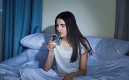 Uống một cốc nước ấm sau khi ngủ dậy rất tốt nhưng nên uống trước hay sau khi đánh răng mới THỰC SỰ hiệu quả?