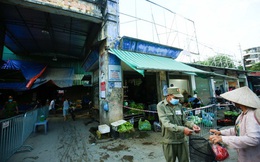 CLIP: Ngày đầu tiên người dân Hà Nội đi chợ cầm phiếu ngày chẵn, lẻ