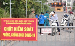 Ảnh: Phòng chống dịch Covid-19, một phường ở Hà Nội phát phiếu ra đường cho người dân 1 lần 1 ngày