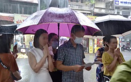 Cận cảnh các sĩ tử đội mưa to vái vọng ở Văn Miếu trước kỳ thi THPT