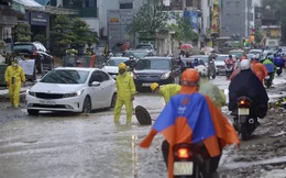 Nhiều tuyến phố Hà Nội ngập sâu trong trận mưa giải nhiệt