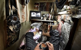 Bật khóc giữa "căn hộ quan tài" đắt đỏ ở Hồng Kông: Khó sống tới mức "nghẹt thở"