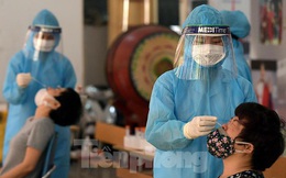 Hàng nghìn người dân sống gần Bệnh viện Phổi Hà Nội làm xét nghiệm COVID-19