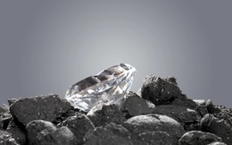 Các nhà khoa học vừa tạo ra loại kính cứng nhất hành tinh, làm xước được cả bề mặt kim cương