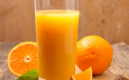 Uống nước cam sau khi tiêm phòng Covid-19 có tốt không?