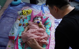 Mẹ bị bệnh phải mổ gấp lấy thai nhi mới được hơn 2 lạng, bác sĩ tin chắc không thể sống sót nhưng hình ảnh hiện tại của đứa bé gây kinh ngạc