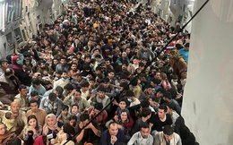 Tấm ảnh hơn vạn lời nói: Hơn 600 người Afghanistan nhồi nhét trong máy bay Mỹ