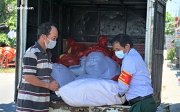 Ảnh: Đội nắng chở lương thực tiếp tế tận nhà cho người dân khó khăn ở Đà Nẵng