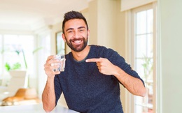 4 sai lầm nguy hại khi uống nước khiến cơ thể bị lão hoá nhanh hơn cả việc thức khuya, không chỉ ảnh hưởng thận mà còn khiến tim bị suy yếu