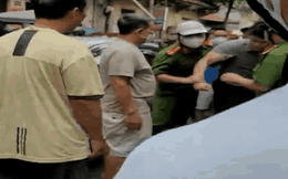 Nam thanh niên lái xe Beijing không biển số "đại náo" tuyến phố