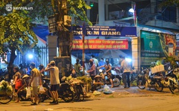 Ảnh: Hà Nội vừa nới lỏng giãn cách xã hội, người dân ra đường từ tờ mờ sáng, chợ dân sinh tấp nập người mua kẻ bán